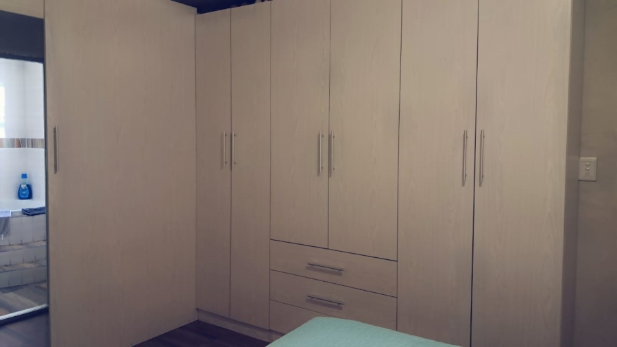 5 Bedroom Property for Sale in Ilitha Park Western Cape